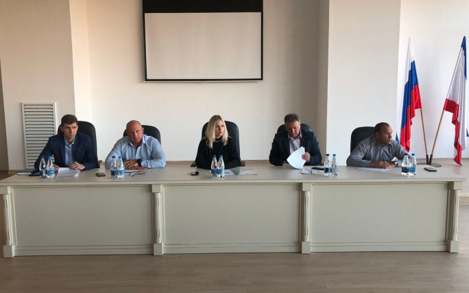 В ГБУ ДО РК «СШ водных видов спорта» состоялось собрание под руководством Министра спорта Республики Крым Торубаровой О.А. 
